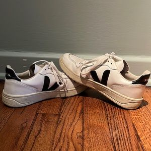 Women’s Veja V-10 Sneaker